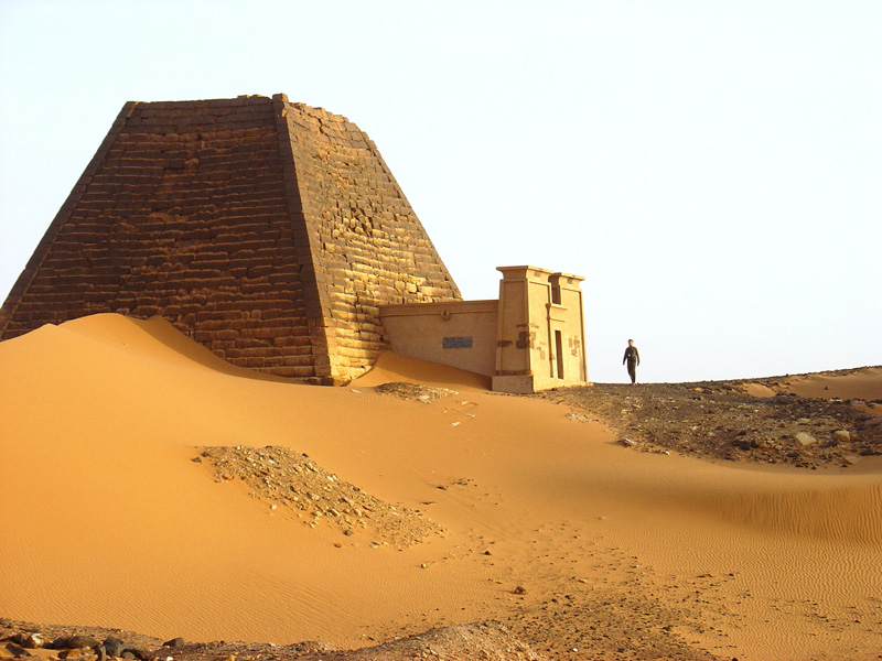Bajarawiya pyramids person