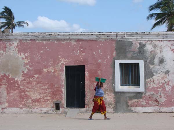 DSC06200 Ilha streets pale building by Peter Bennett