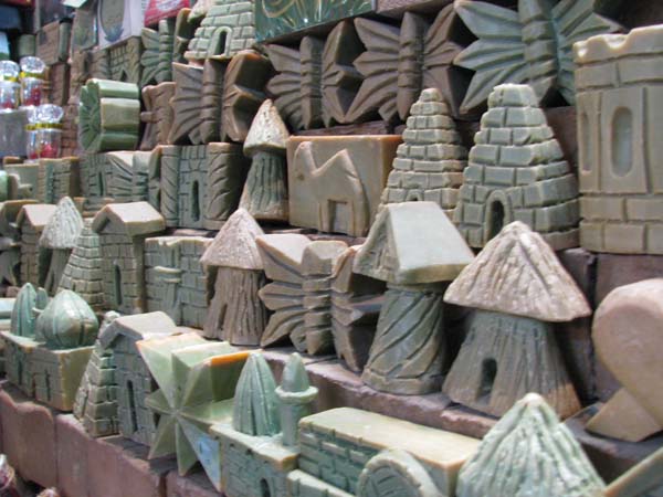 011_Aleppo_souq_close-up_by_Peter_Bennett_IMG_3126