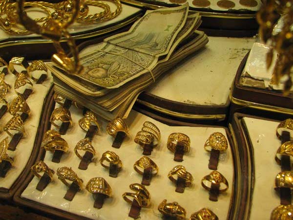 016_Aleppo_souq_jewellery_by_Peter_Bennett_IMG_3228