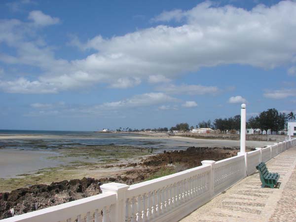 DSC06196 Ilha esplanade by Peter Bennett